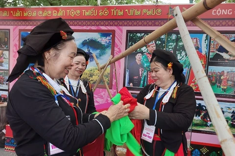 Ethnic minorities’ traditional costumes shine at festival