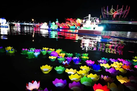 Can Tho: Lantern festival lights up Ninh Kieu night ​
