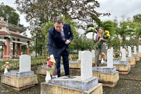 US ambassador visits Road 9 National Martyrs Cemetery 