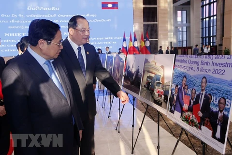 Photo exhibition on achievements of Vietnam-Laos economic ties