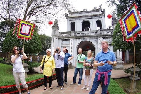 Youngsters passionate in spreading Hanoi’s image among foreign tourists