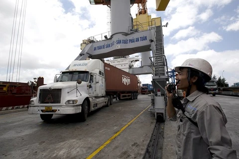 Export growth helps trade surplus exceed 20 billion USD 