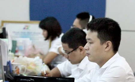 VN mixed, oil bolsters shares