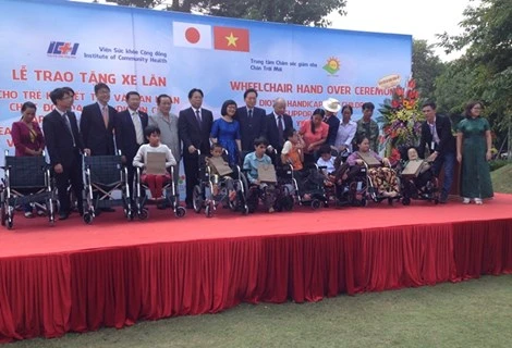 Former Japanese PM presents wheelchairs to AO victims