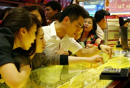 Gold prices fall in local market