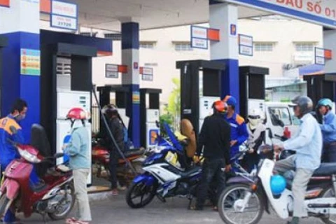 Petrol prices drop to 16,405 VND per litre 