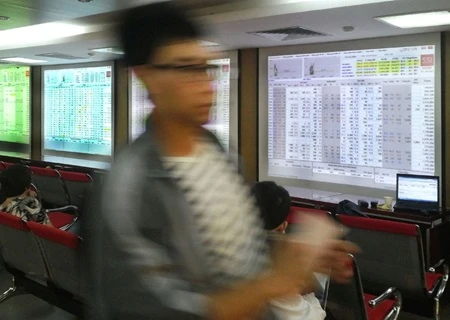 Vietnam stocks fall, led by banks, food companies