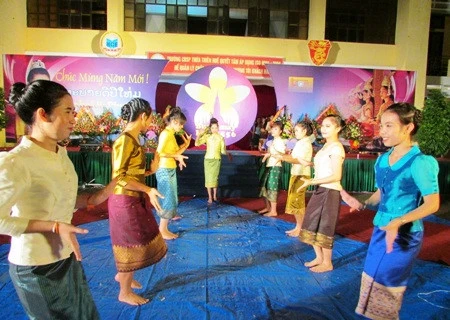 Lao students enjoy traditional New Year in Dien Bien