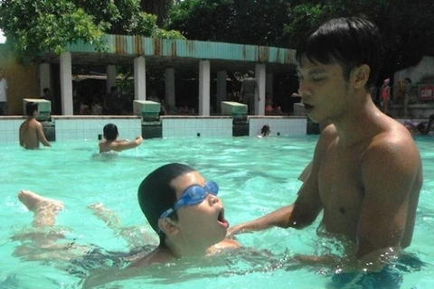 Teachers, children in Vinh Long taught swimming skills