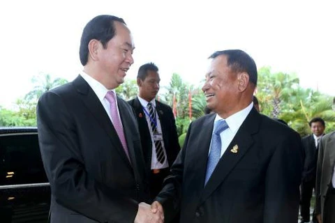 President meets Cambodian legislature, government leaders