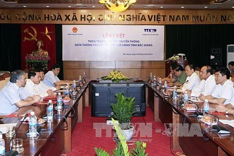 VNA, Bac Giang shake hands in communication work