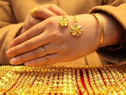 Gold prices rise on global trend