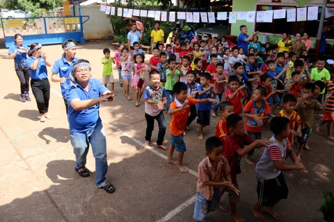 Vietnamese security youths launch voluntary activities in Laos 