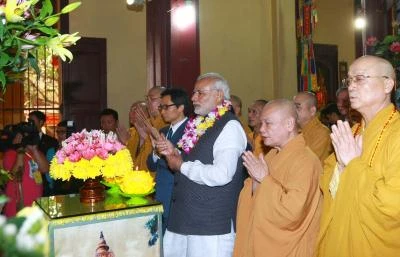 Indian PM meets with Vietnamese Buddhists 