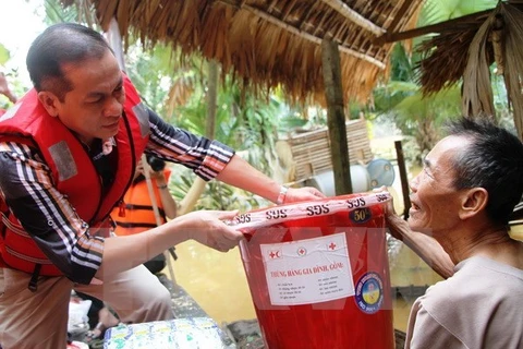 Government agencies support flood victims 