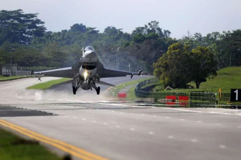 Singapore’s air force conducts runway exercise 