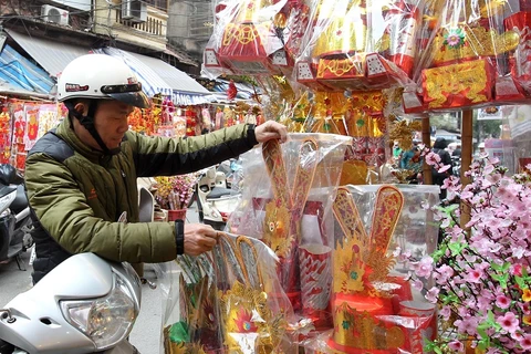 Hanoi people busy staging farewell ceremony for Kitchen Gods