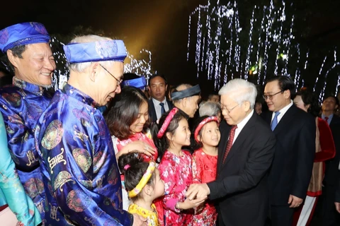 Party leader joins Hanoians on Lunar New Year's Eve
