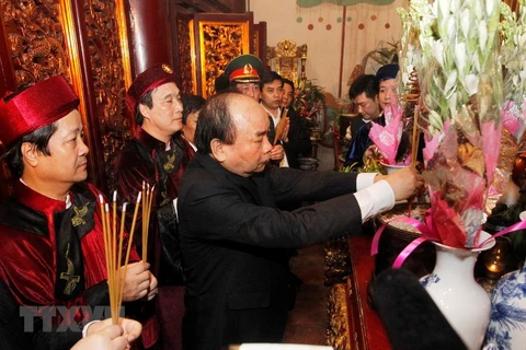 PM Nguyen Xuan Phuc pays tribute to Hung Kings