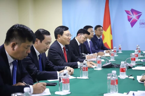 Vietnamese FM meets counterparts of ASEAN, partners in Singapore