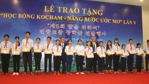 RoK firms present scholarships to poor students in Binh Duong