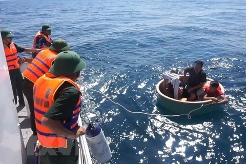 Filipino adrift at sea saved by Binh Dinh fishermen, border guards