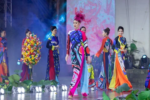 Miss Universe Vietnam shows off beauty of traditional costume
