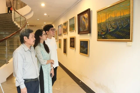 Exhibition introduces paintings by retired Vietnam News Agency journalists