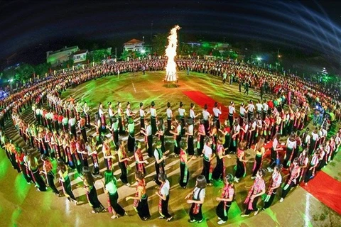 Gigantic folk dances to honour Xoe Thai