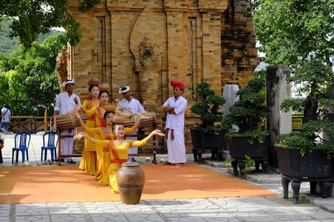 Chăm dance at Ponagar Temple towers lures visitors