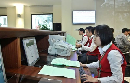 Staff at Hanoi Stock Exchange enter auction information (Photo: VNA)