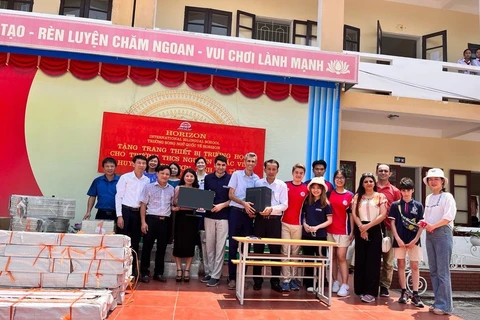 Horizon International Bilingual School presents teaching equipment to schools in Ha Tinh