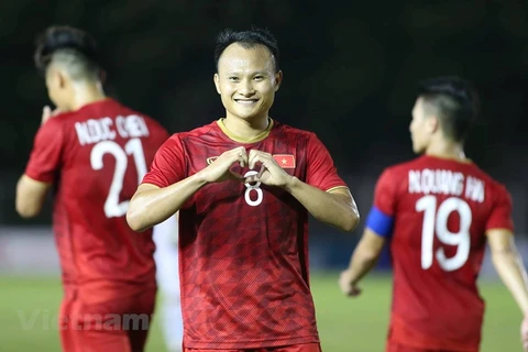 Tien Linh scores hattrick to help Vietnam trounce Laos 6-1 