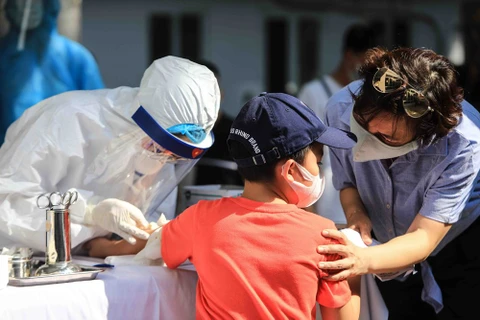 Hanoi conducts rapid mass Covid-19 test for people returning from Da Nang