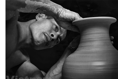 Craftsman works to spread the fame of Bat Trang pottery