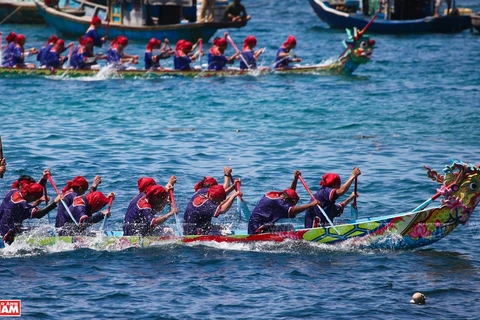 Ly Son island district’s boat racing festival