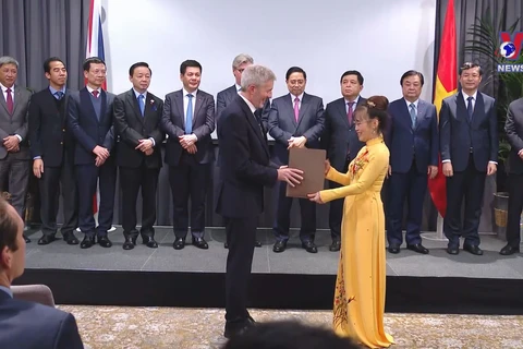 Vietnam, UK sign 26 cooperation deals