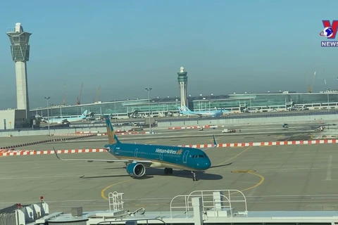 Vietnam Airlines’ first flight carries foreign visitors to Da Nang