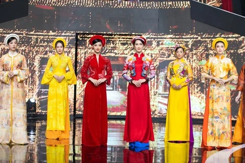 Ao Dai collection depicts traditional Tet paintings