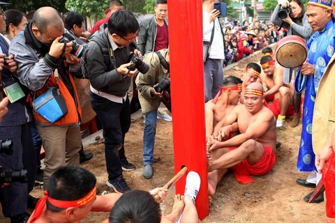 Sitting tug-of-war: an unusual game in Hanoi