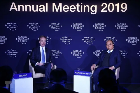 PM Phuc, WEF President join dialogue on Vietnam in Davos