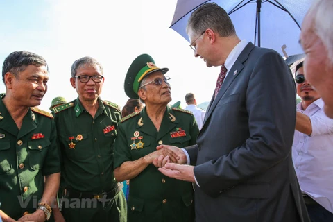 Vietnam, US war veterans meet on Ham Rong Bridge