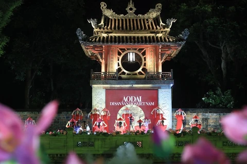 Ao Dai performance promotes Vietnam cultural heritage