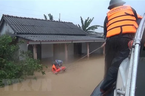 Border guards assist Quang Tri flood victims