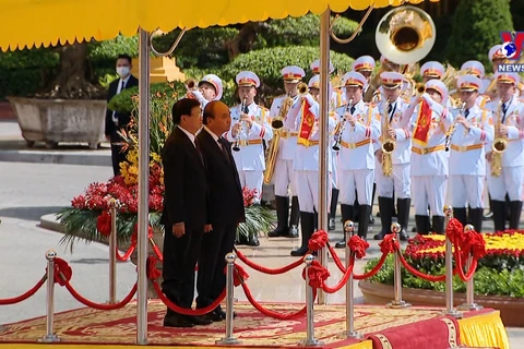 Top Lao leader Thongloun Sisoulith visits Vietnam