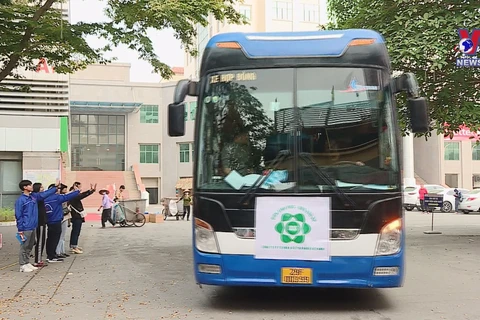 Free buses bringing students and disadvantaged people home for Tet