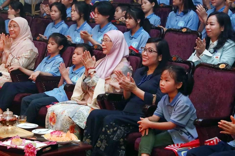 Spouses of Vietnamese, Malaysian PMs enjoy water puppetry in Hanoi