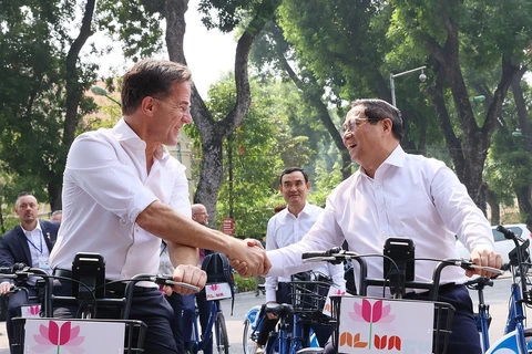 Vietnamese, Dutch PMs ride bicycles along Hanoi streets
