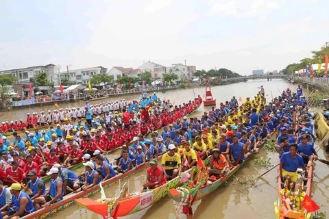 Khmer people host Ngo boat race to celebrate Ok Om Bok festival