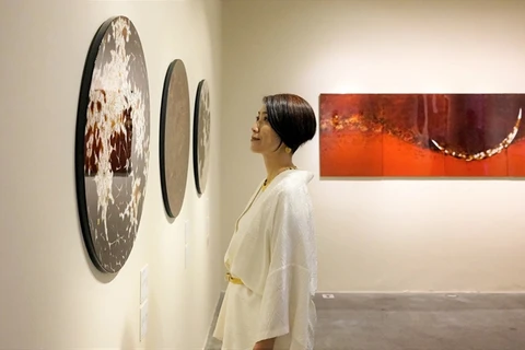 Japanese artist “paints the Moon” with Vietnamese lacquer